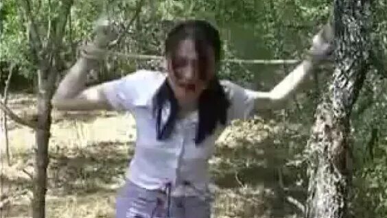 Девушка привязана к дере. Связанные девочки в лесу. Привязанная к дереву девочка. Женщина привязана к дереву. Связанные девочки в лесу.