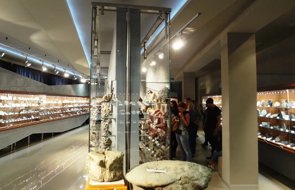 Музей камня кировск мурманская область. Музейно-выставочный центр «апатит». Музейно-выставочный центр «фосагро-апатит» (кировск). Апатиты выставочный центр. Апатиты выставочный центр.