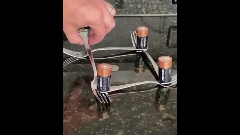 фокус с батарейками и монетой. опыт с батарейками и монеткой. эксперимент "батарейка". эксперимент с вилками батарейками и монеткой. фокус с вилками батарейками и монеткой.