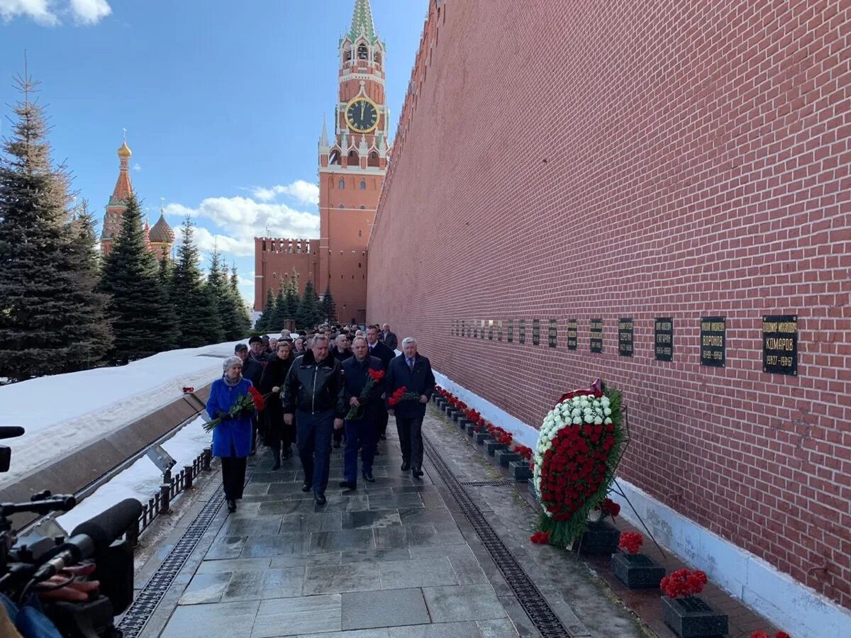 Текст у кремлевской стены где раскинулся. Некрополь у кремлёвской стены. Некрополь у кремлёвской стены Гагарин. Некрополь у кремлёвской стены могила Гагарина. Мемориал Гагарина на красной площади.