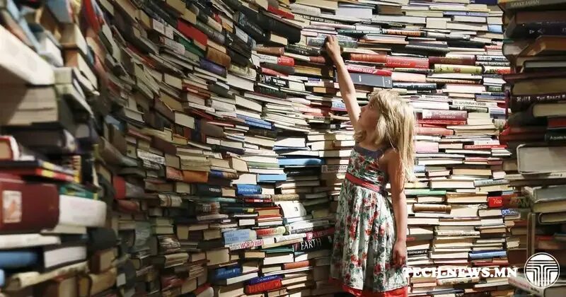You can see many books in the. Книгофилы. more books. too many books. variety of books.