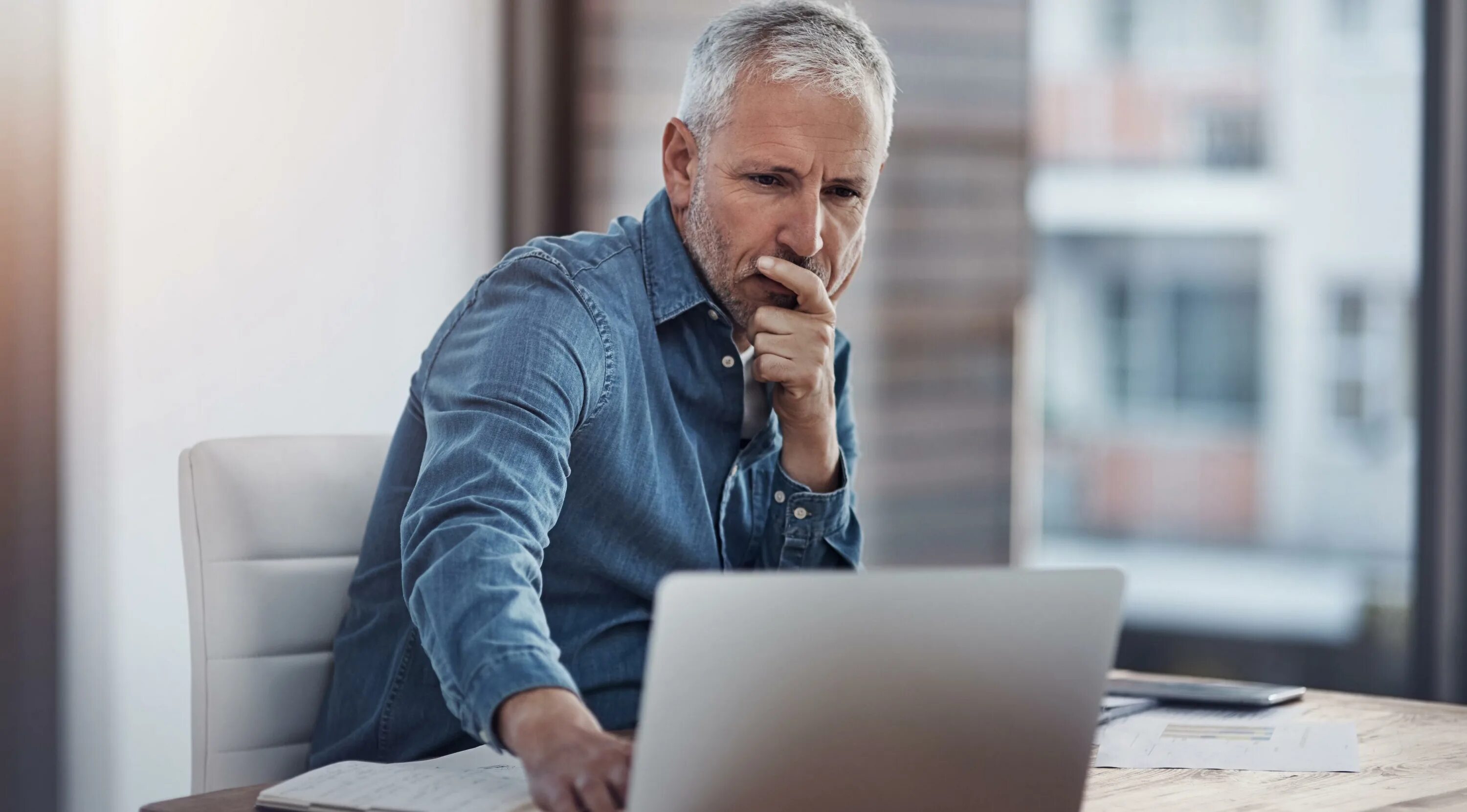 бизнесмены открывшие бизнес после 60. взрослый бизнесмен. уверенный бизнесмен. мужчина средних лет бизнесмен в очках радуется. бизнесмен улыбается.