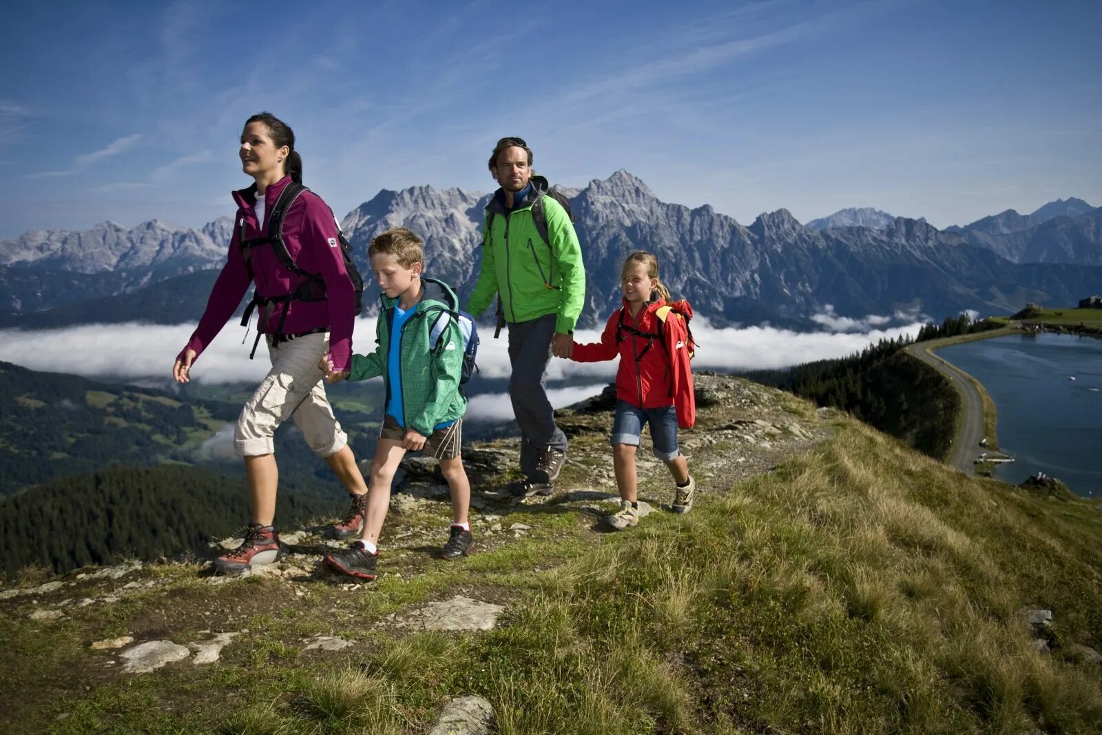 Хайкинг. Hiking Holiday для детей. Лайфстайл семья. Хайкинг Сочи. People go on holiday to the