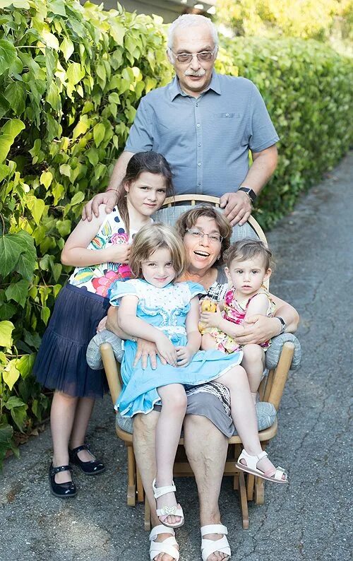 Младшая дочь друзья. Две сестренки. Дочь друзья фото. Старшая и младшая сестра. Девочки подруги.