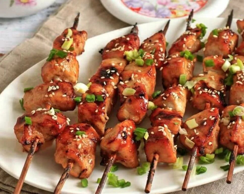 куриные шашлычки терияки. шашлык терияки. шашлычки курица терияки. шашлычок терияки на шпажках. куриные шашлычки терияки.