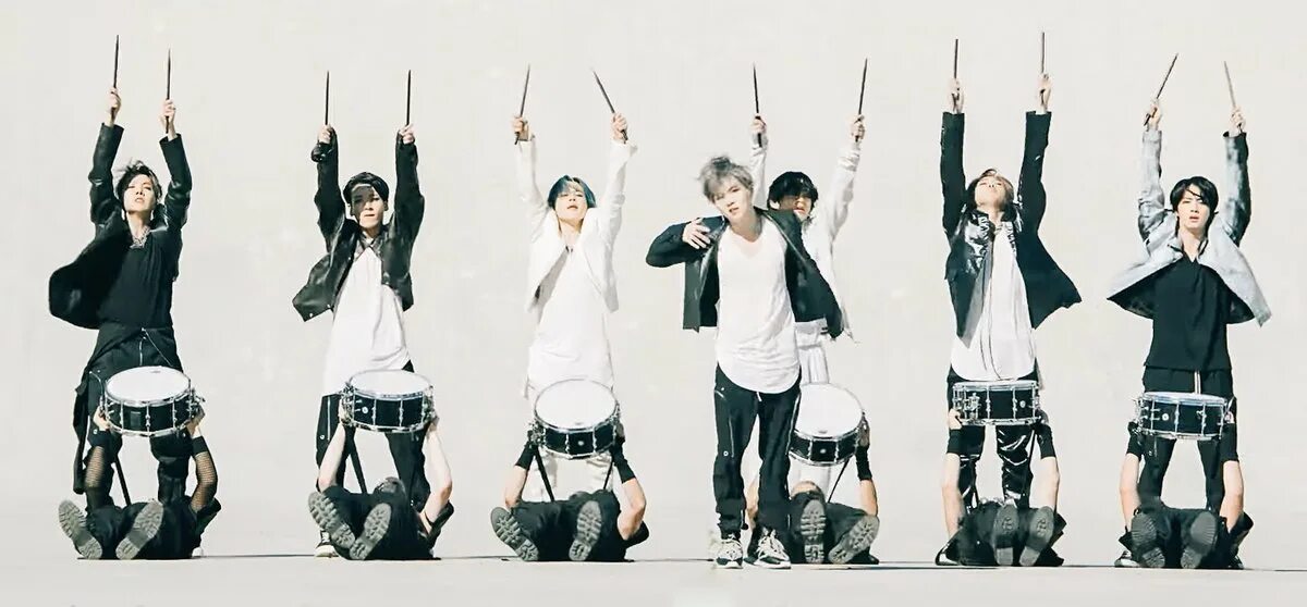 Антипод бтс. Бтс он. bts on kinetic manifesto. bts on барабаны. бтс 2010.