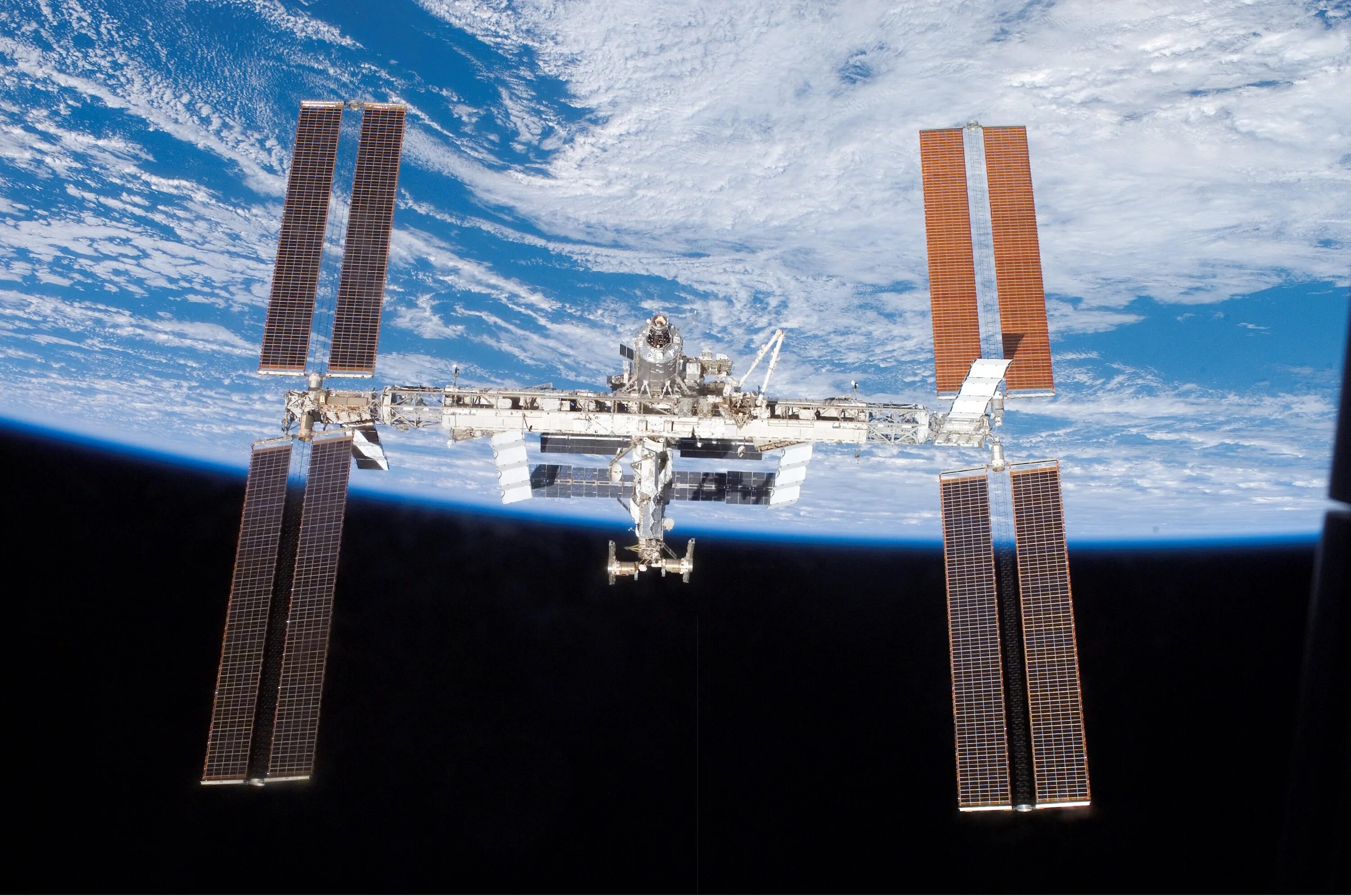 Международная Космическая станция МКС. ISS Космическая станция. Станция МКС В космосе. МКС 2007 год.