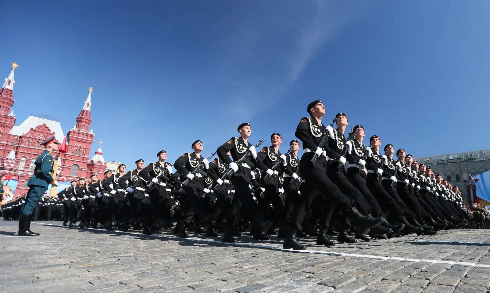 Зачем парад. Марширующие солдаты на красной площади 9 мая. Солдаты маршируют на красной площади. Солдаты на параде. Солдаты на параде Победы.