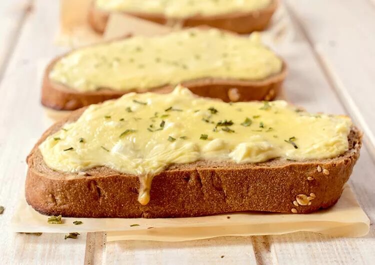 Сырный бутерброд. Бутерброд с ветчиной и сыром. Бутерброд со сливочным маслом. Треугольный бутерброд. Бутерброды.