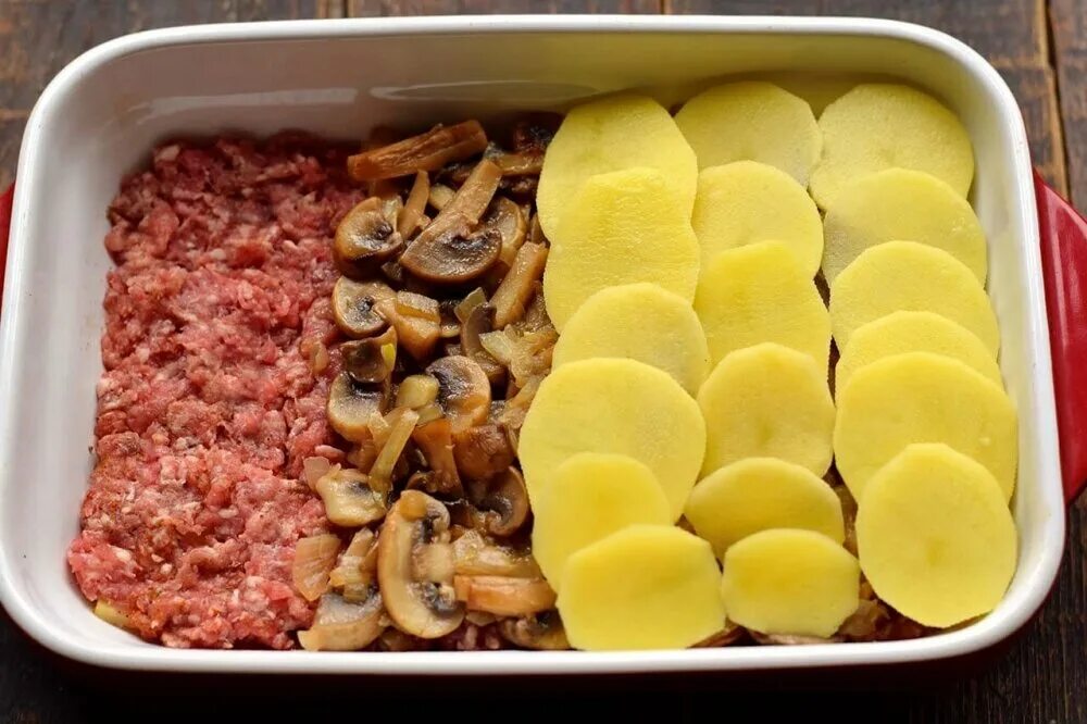 Картошка с фаршем. Картофель с фаршем в духовке. Картофель грибы фарш в духовке. Картошка с фаршем и грибами в духовке