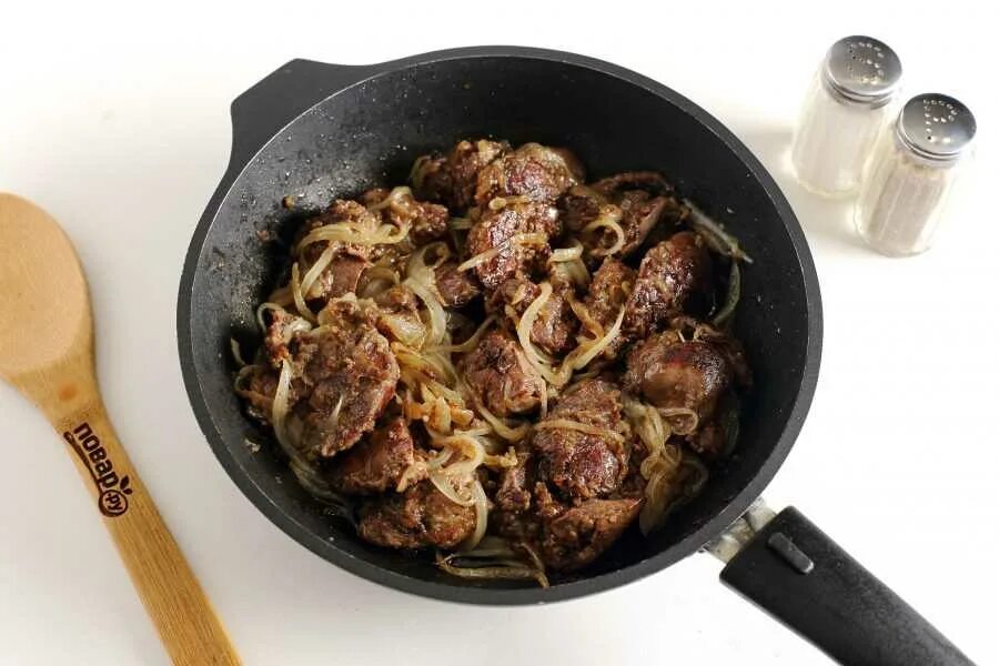 Пожарить куриную печенку с луком на сковороде. Куриная печень на сковороде. вкусная куриная печень на сковороде. печень куриная жареная на сковороде. куриная печень с луком на сковороде.