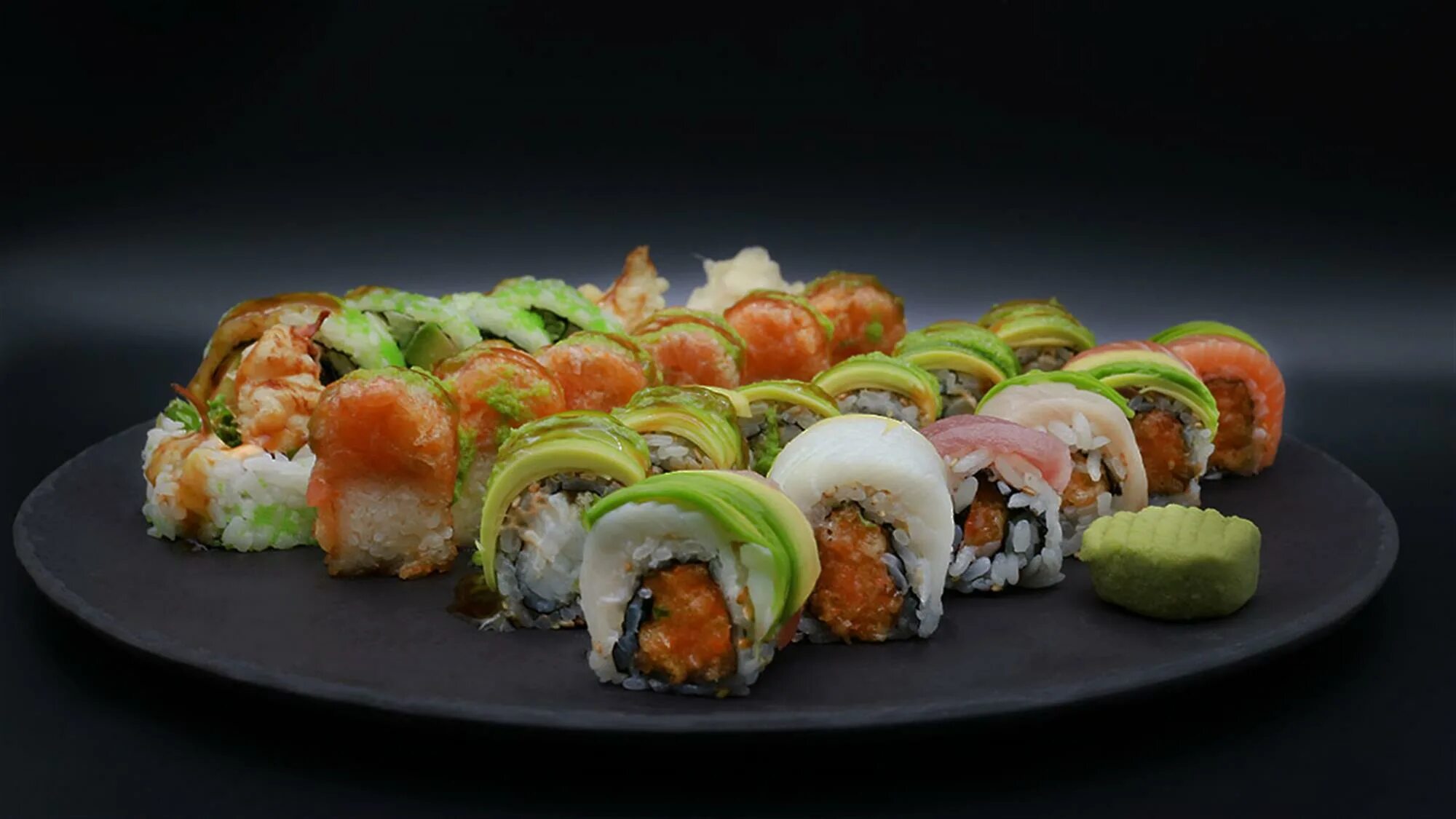 Где живут суши. Суши и роллы. Суши на праздничном столе. Джапан суши.