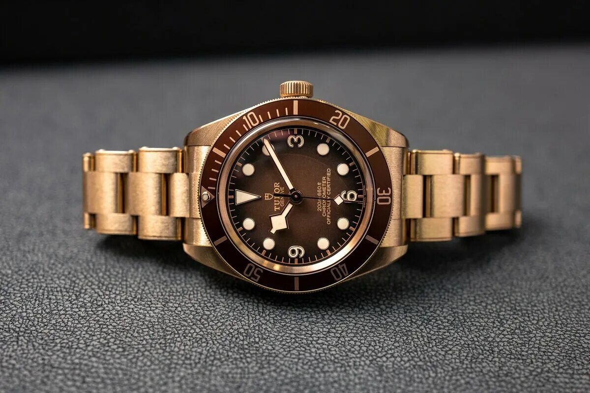 Tudor black bay sg. Tudor black bay red automatic. Тюдор black bay. Tudor black bay date. Tudor black bay 58 +blue on white strap.