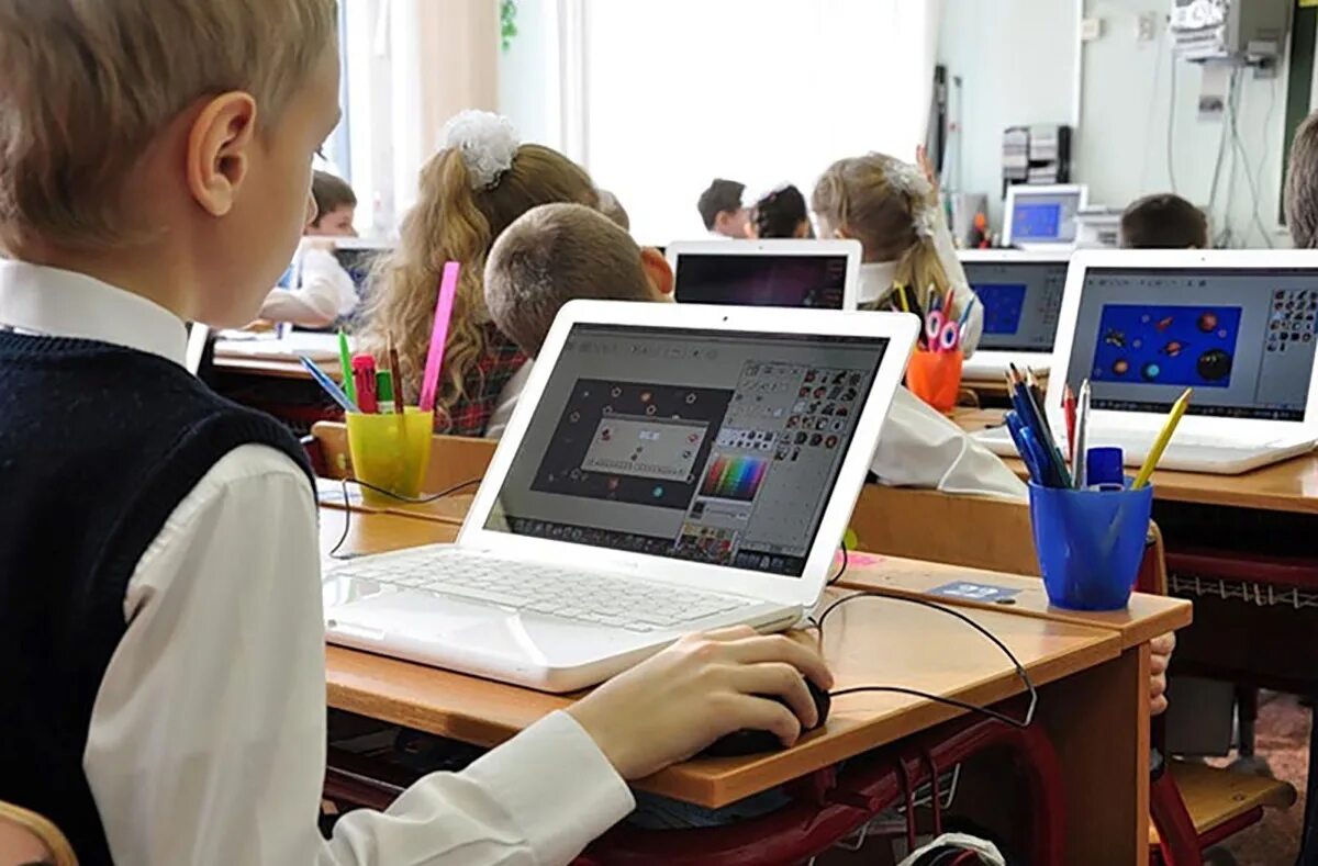 Интернет школы для детей. Компьютер в школе. Ноутбук "школа". Современные компьютерные классы. Компьютер для учебы.