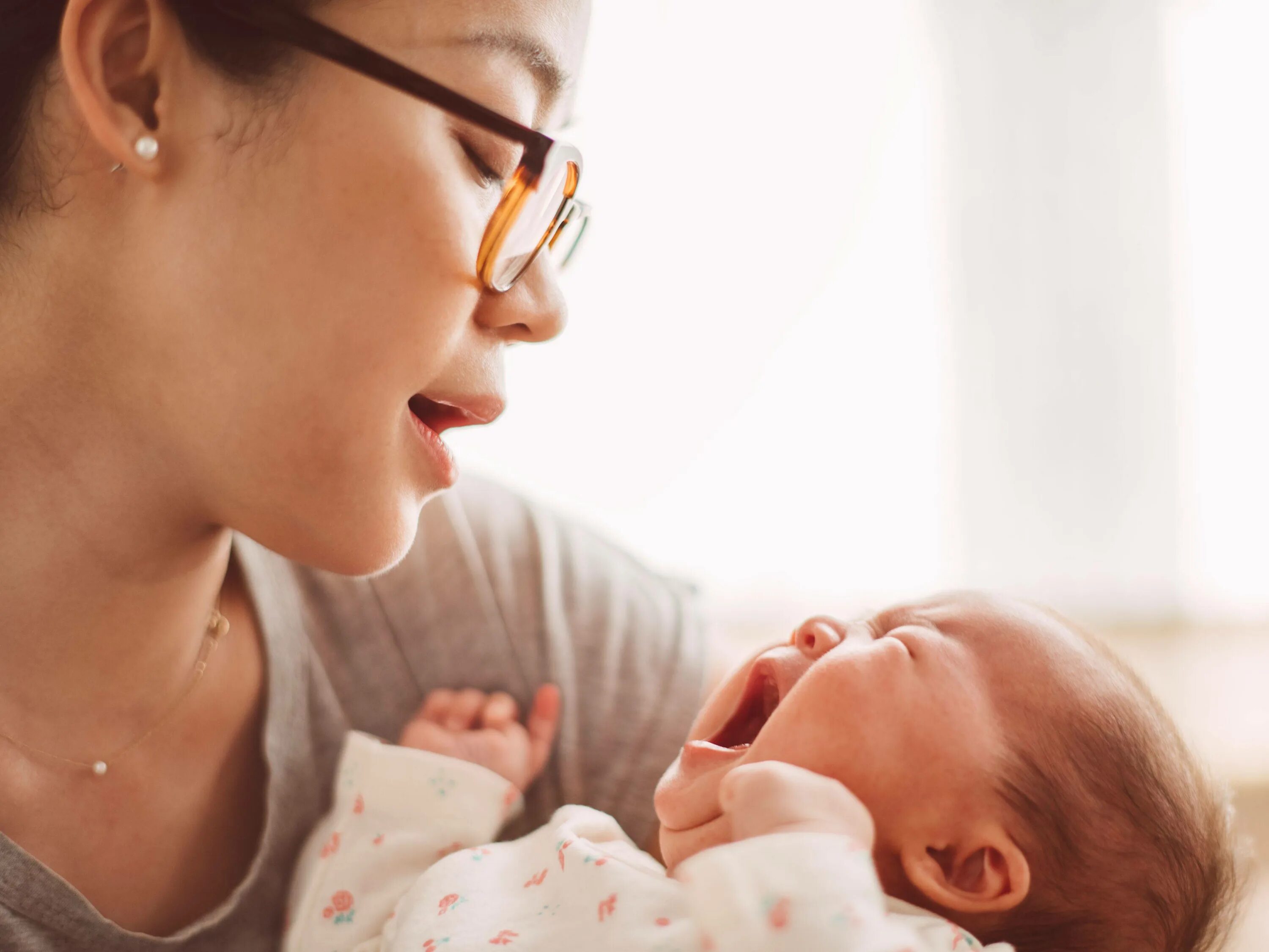 Вскармливание новорожденного ребенка в роддоме. Грудное вскармливание. Мама с плачущим ребенком. Почему ребенок плачет при кормлении. Проблемы ребенка при грудном вскармливании.