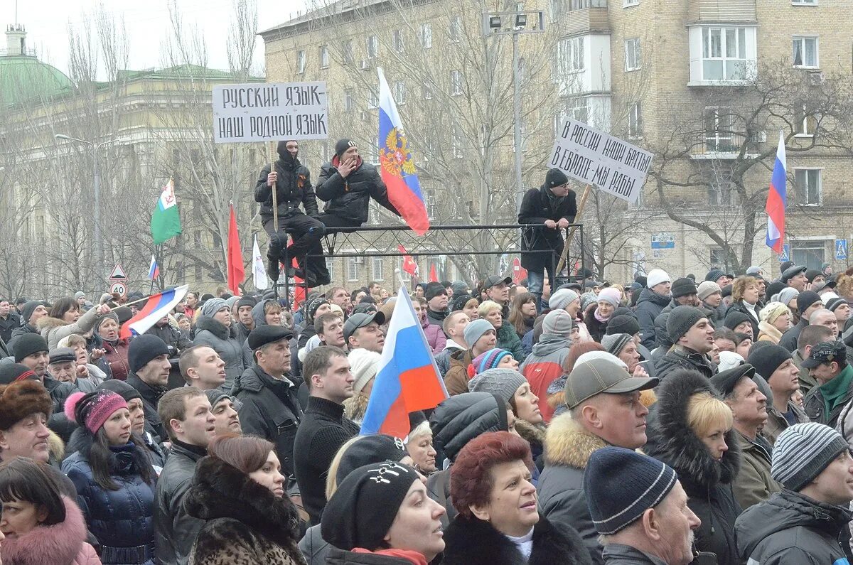 Антимайдан донецк 2014. Проукраинский митинг в донецке 2014. Март 2014 опасная. Донецк 2014 год. Митинг в донецке 2014.