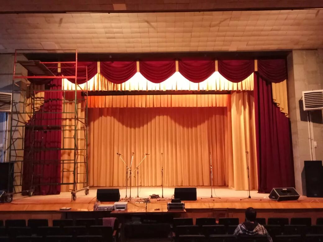 одежда сцены для актового зала. занавес арлекин кулисы задник. занавес арлекин кулисы задник. праздничная одежда сцены. для пошива театрального занавеса.