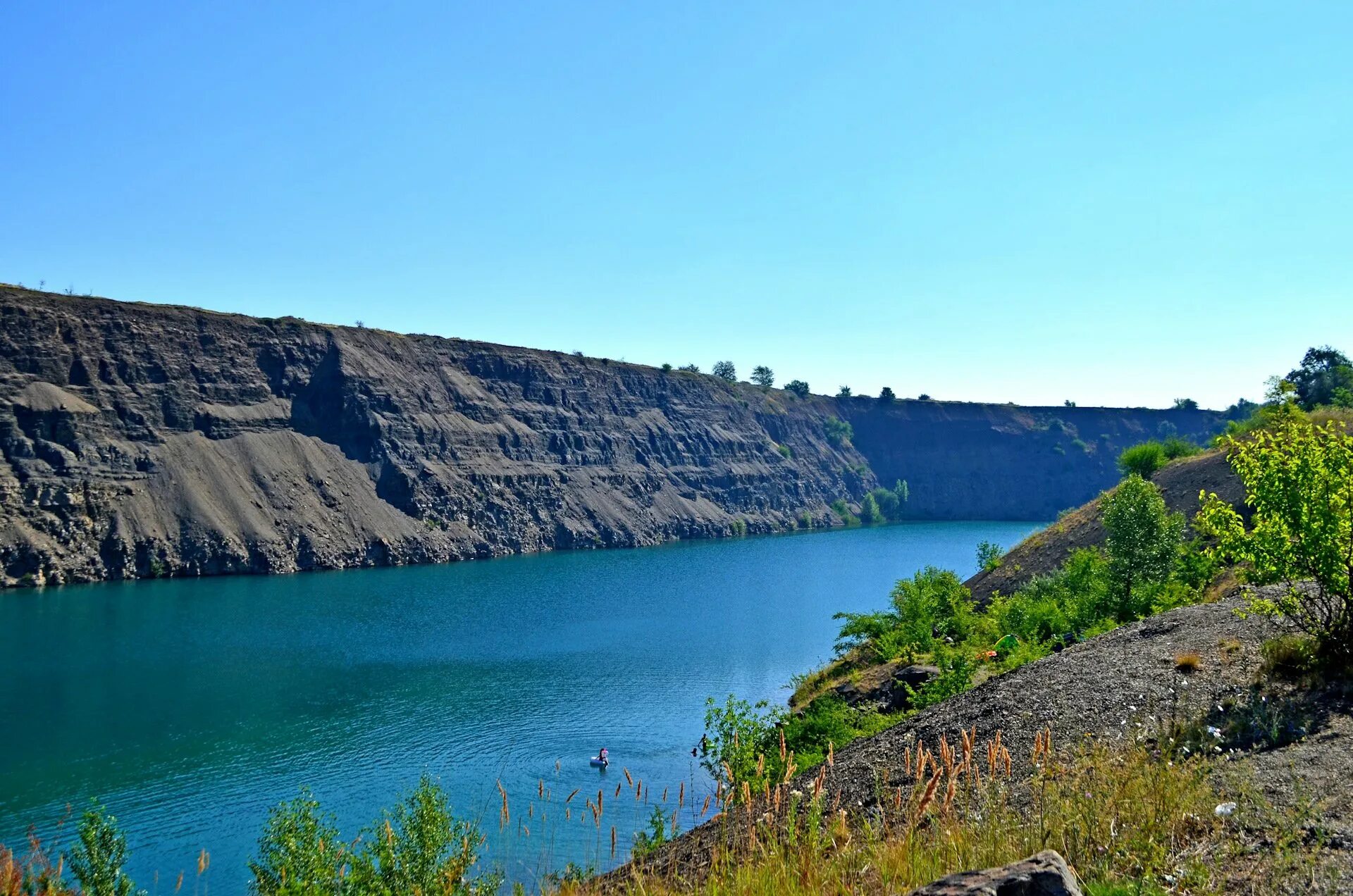 Центральный пляж ростов на дону. Озеро эльдорадо каменск-шахтинский. Голубое озеро ростов. Карьера ростов на дону. База отдыха каррера ростов.