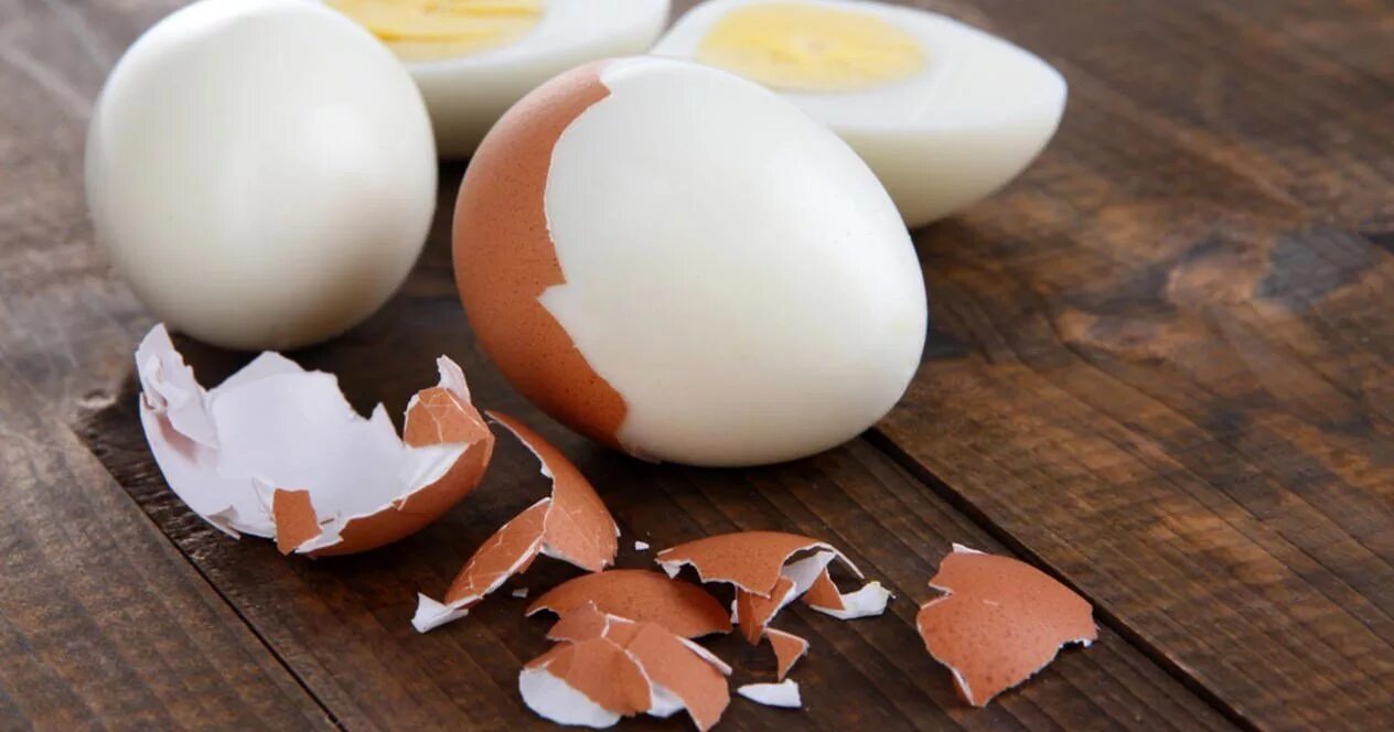 Вареные яйца. Яйцо отварное. Необычные куриные яйца. Яйца очищенные. Включи яйца 1