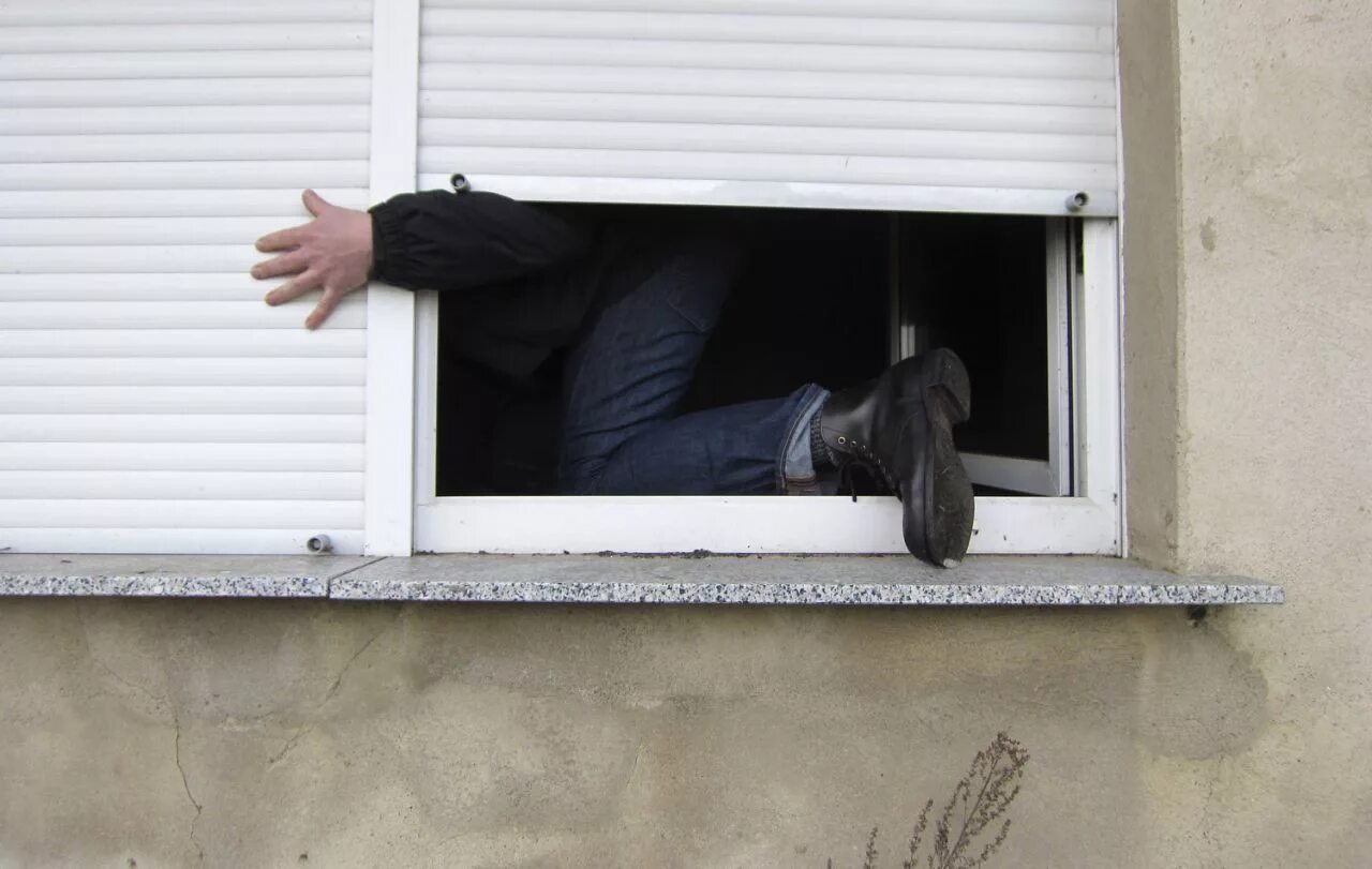 Перелезть через окно. Мужчина залез на балкон. Человек лезет в окно. Перелезть через окно. Залез в окно.