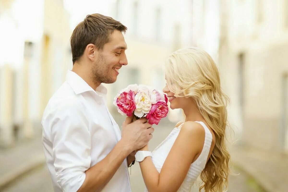 Парень девушку подарить цветы. Парень дарит цветы. Мужчина дарит цветы женщине. Букет цветов для мужчины. Мужчина дарит цветы женщине.