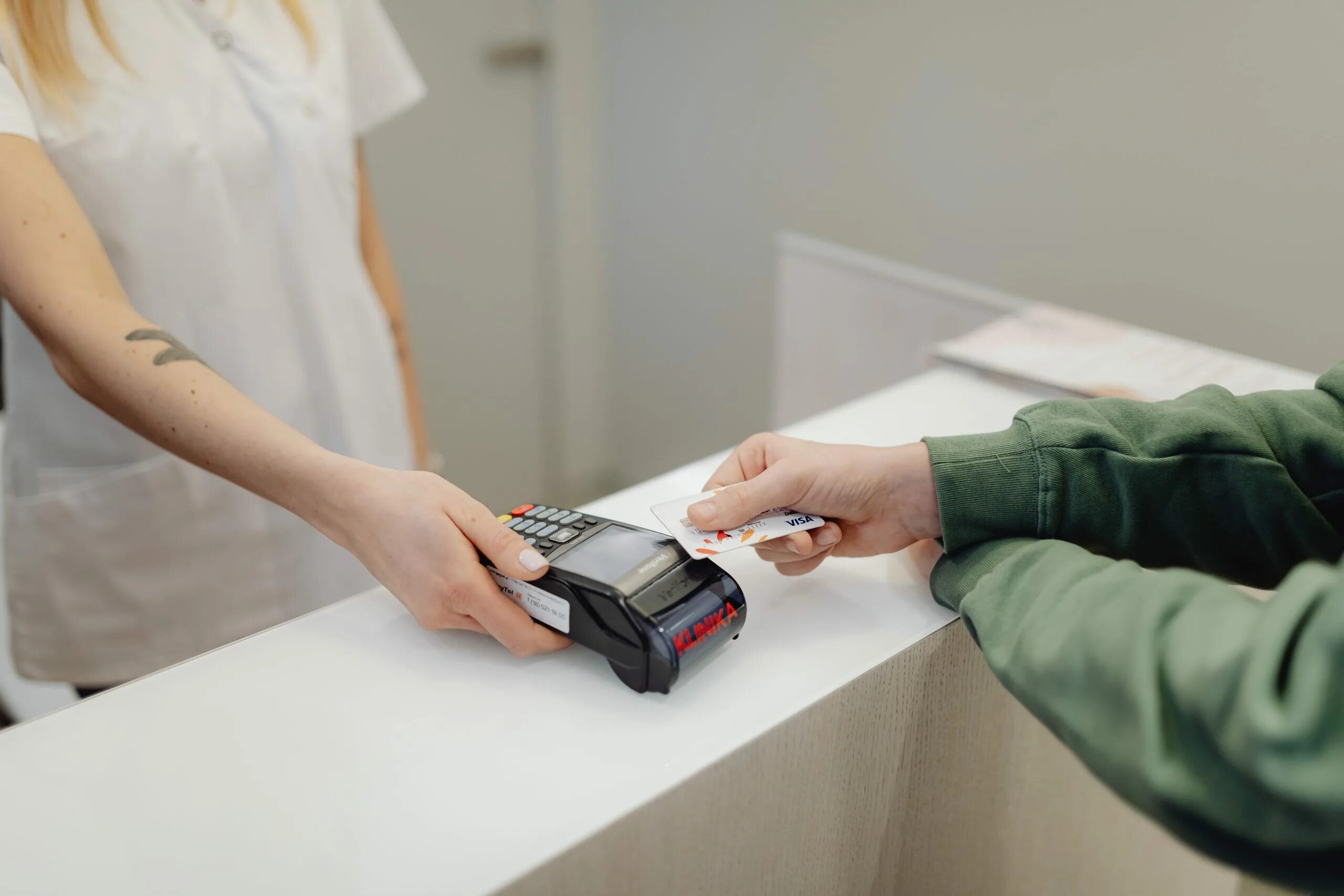 Расплачиваясь за покупку 3 елочных. Apple pay отключили. женщина оплатила покупку чужой картой. мужик с картой банка реальное фото. тут оплачивается карточкой.