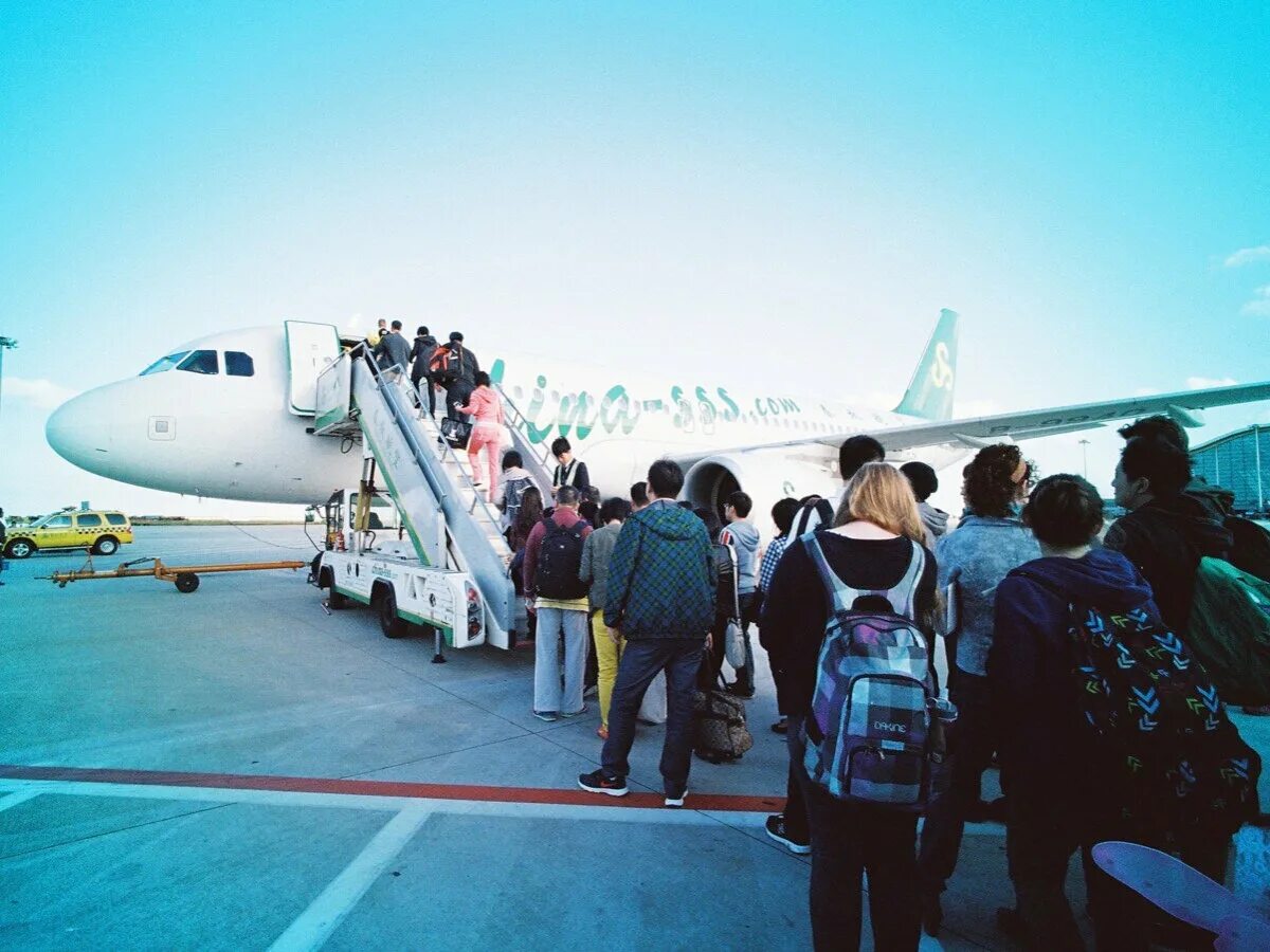 Посадка людей в самолет. Люди заходят в самолет. Посадка пассажиров в самолет. Самолет аэропорт люди. Пассажиры садятся в самолет.