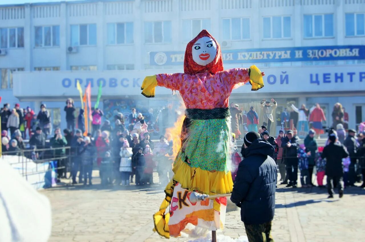 Время сжигания чучела масленицы. Масленица в Орле 2022. Праздник Масленица сожжение чучела. Сожжение чучела на Масленицу. Широкая Масленица.