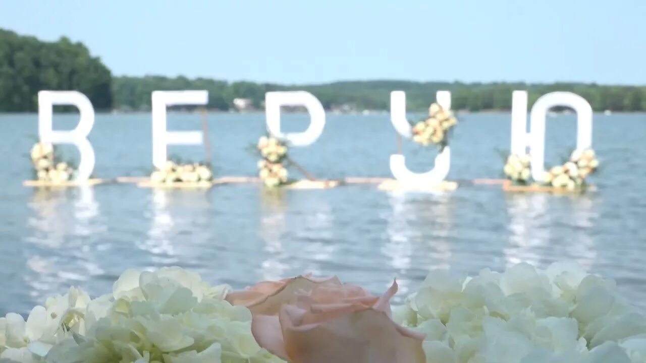 Голубое небо белые одежды чистая озерная вода