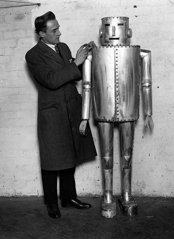 First robot. Герберт Телевокс робот 1928. Самый первый робот. Старинный робот.