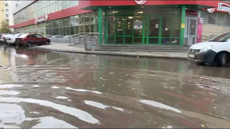 Пятерочка в озерах. Пятерочка на Озерной 2. Аварии сточных вод. Авария в Шилове возле Пятерочки. Фото летней ночи в городе возле пятёрочка.