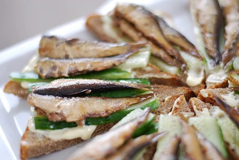 Бутерброды со шпротами. Бутер со шпротами. Рецепт приготовления со шпротами. Бутеры со шпротами и яйцом. Рецепт приготовления со шпротами.