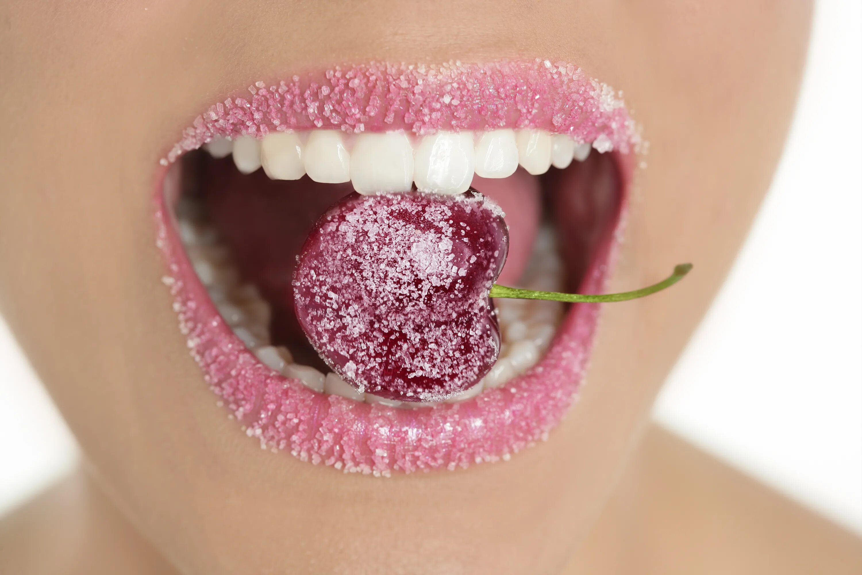 Почему сладко во рту причины. Губы с зубами. Сахарные губы. Сладость во рту. Сладости для зубов.