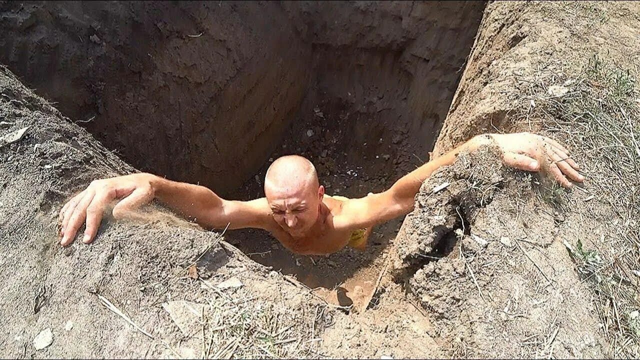 Упасть и выбраться из ямы. Человек выбирается из ямы.