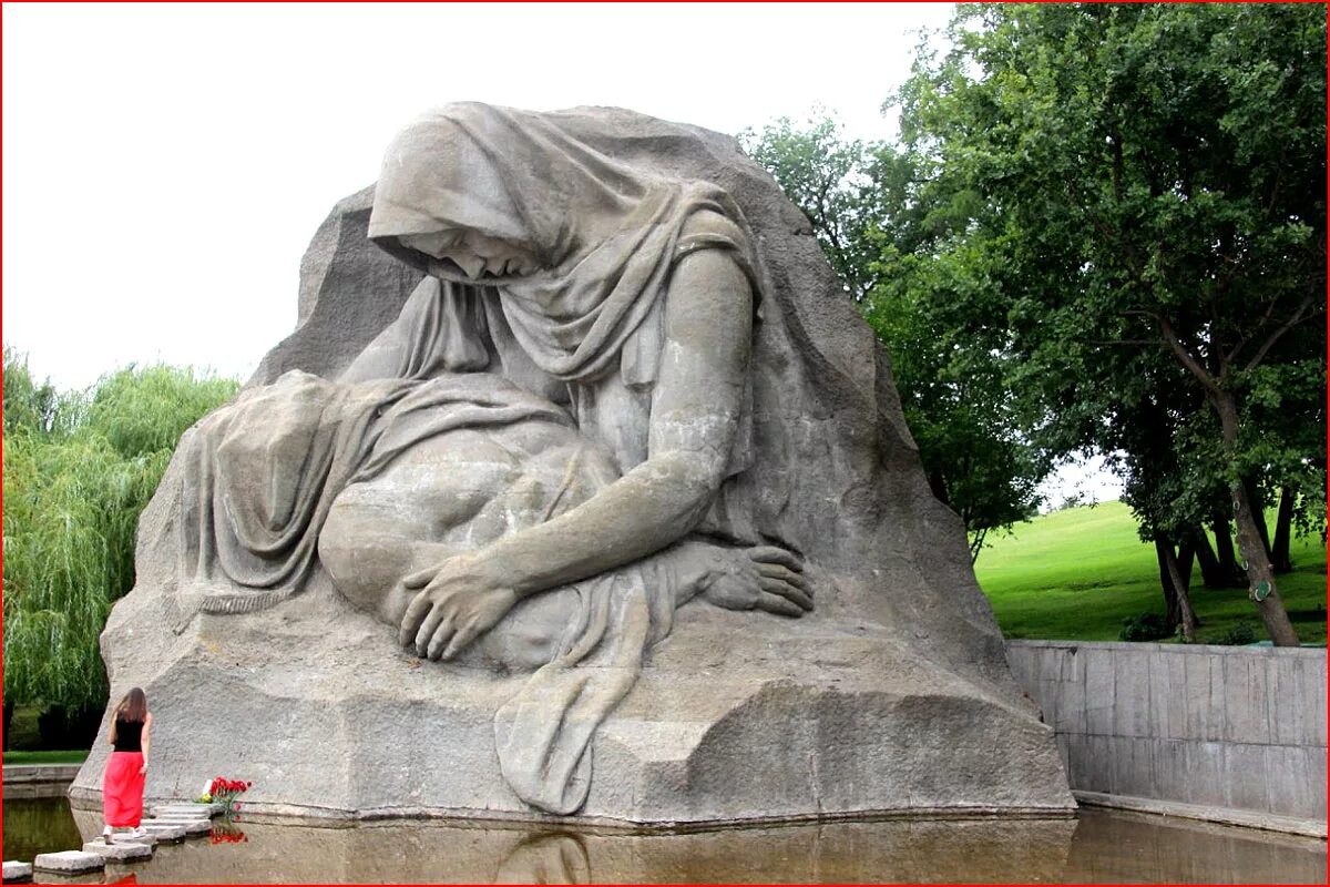 Скорбящим матерям слушать. Площадь скорби на мамаевом кургане. Мамаев курган плачущая мать. Силуэт скорбящей матери. Мамаев курган памятник скорбящей матери.