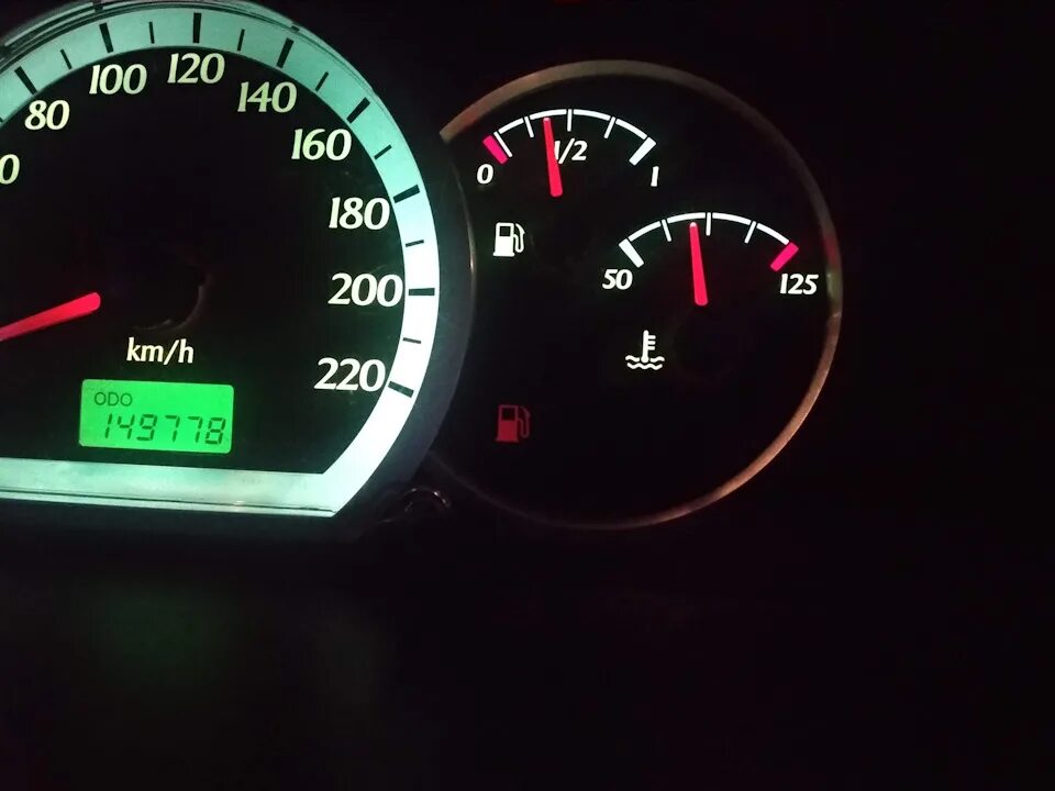 Горит масленка лачетти. Лампа бензина chevrolet lacetti. лачетти хэтчбек индикатор топлива. лампочка бензина шевроле лачетти. индикатор минимального уровня топлива на шевроле лачетти.