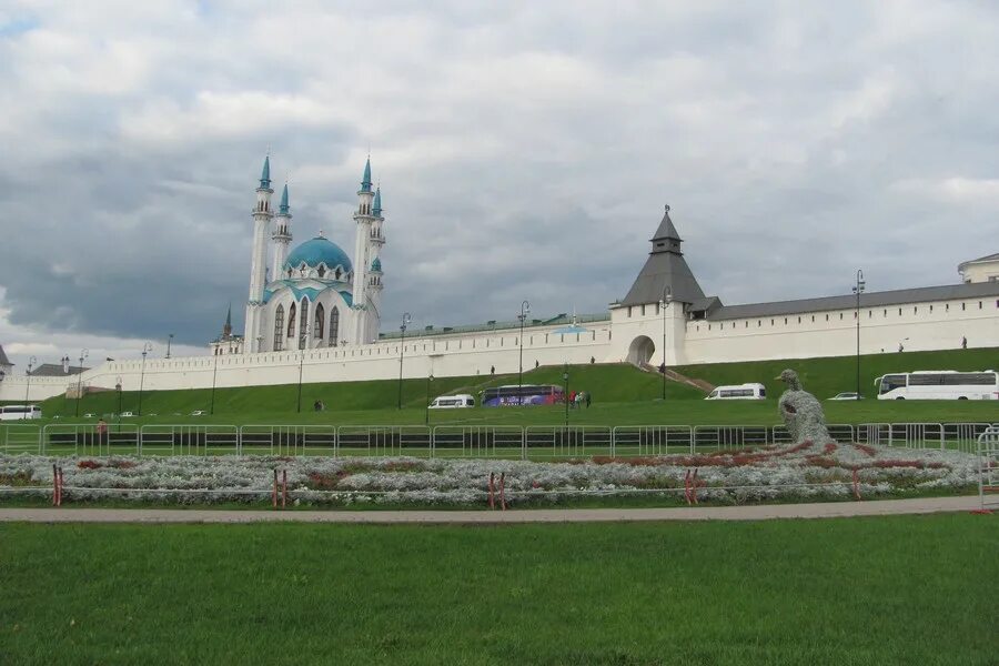 Газон казань. Павлин у кремля в казани. кремль казань парк. казанский кремль газон. кремль газон.