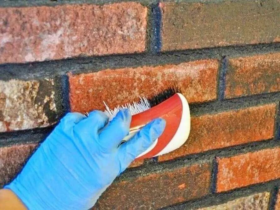 Очистка старого кирпича. Кирпичная стена со штукатуркой. Очистка кирпичной кладки. Очистка кирпичной кладки. Зачистка кирпича.