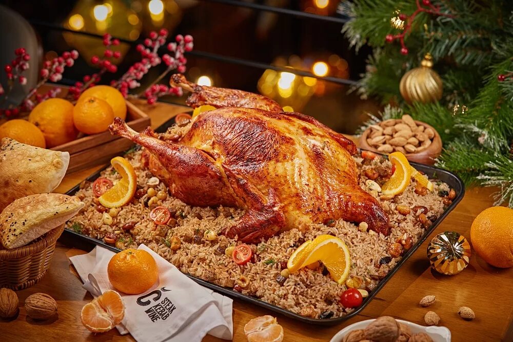 рождественская идейка. запеченная индейка на рождество. запеченная индейка на рождество. можно ли индейку на новый год. фаршированная рождественская индейка.