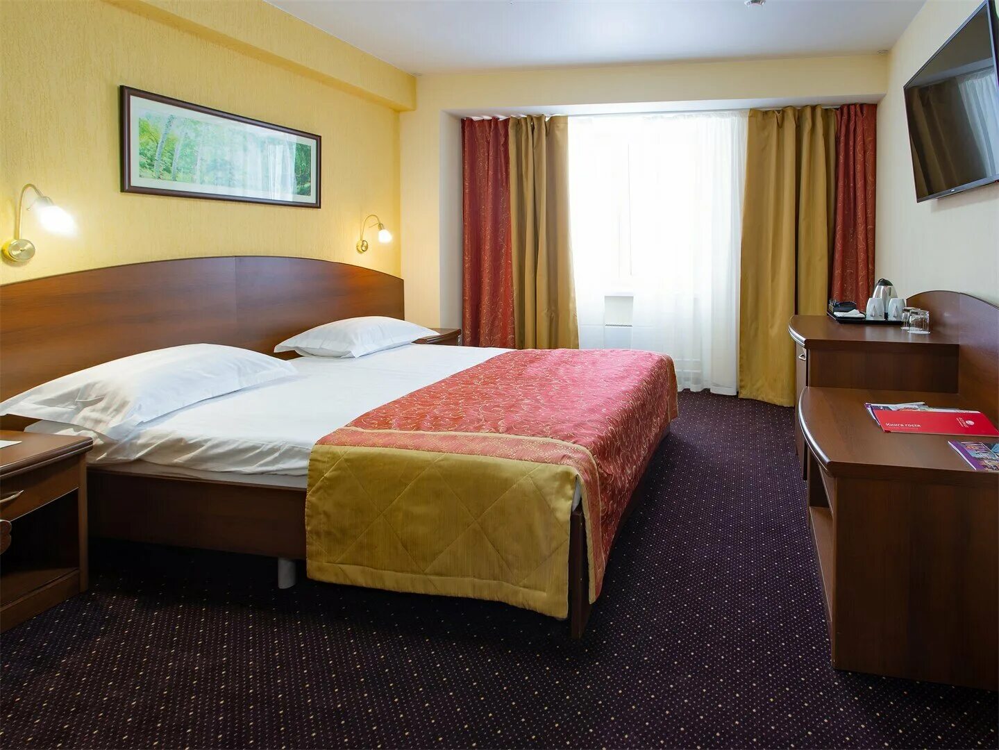 Номер девяносто. Номер девяносто. Три тысячи девяносто или девяноста. Номера на стене. Ninety nine 99.