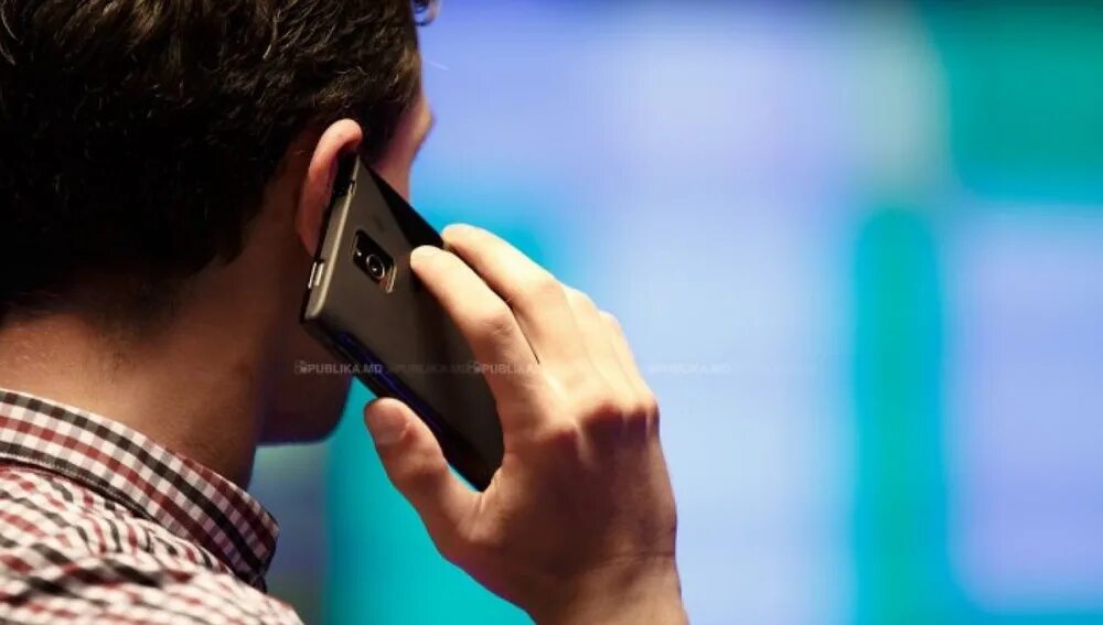 Деловой телефонный разговор. Люди в офисе. Сотрудник с телефоном. Говорит по телефону. Телефонный терроризм.