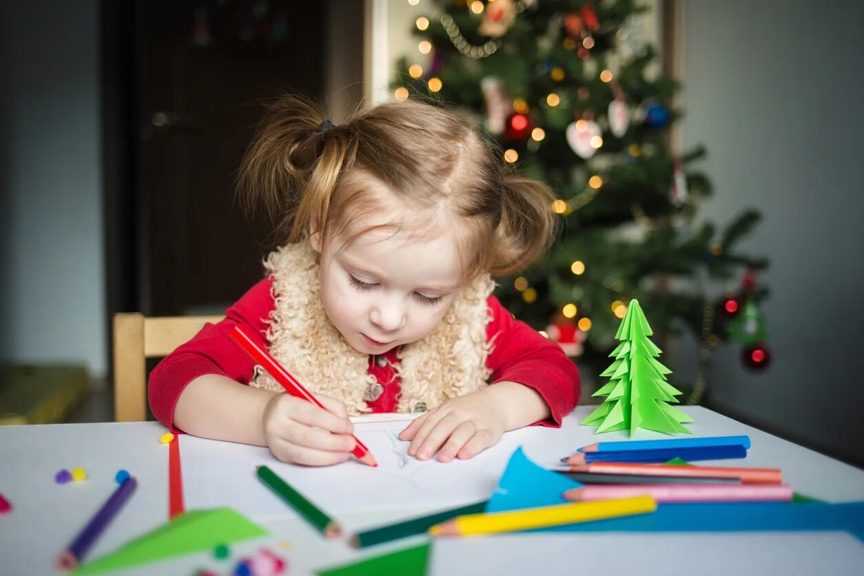 Девочка пишет деду морозу. Пишем письмо деду морозу. Девочка пишет письмо деду морозу. Новогоднее исполнение желаний. Письмо деда мороза ребенку.