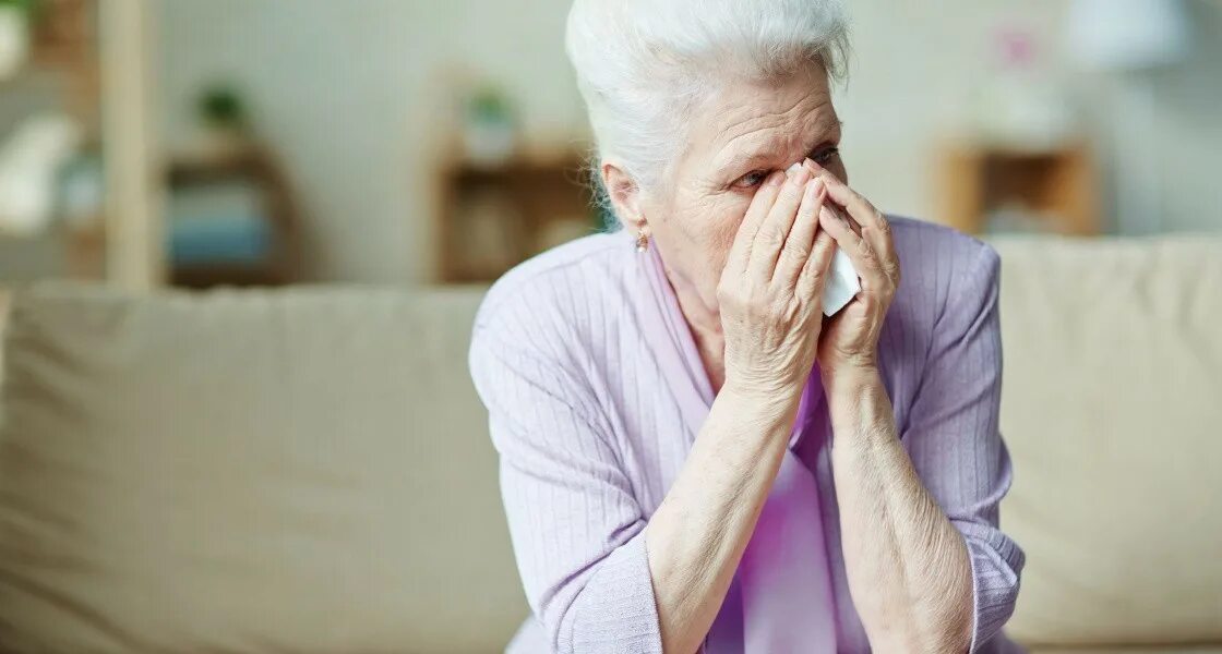 Пенсионерка женщина плачет. Пенсионеры. Отчаяние пенсионер. Пенсионер грустит. Видеть во сне мама плачет