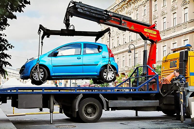 Эвакуируют машину. Московский эвакуатор цодд. Hmf 910 ts эвакуатор. Красивый эвакуатор. Эвакуация машины.
