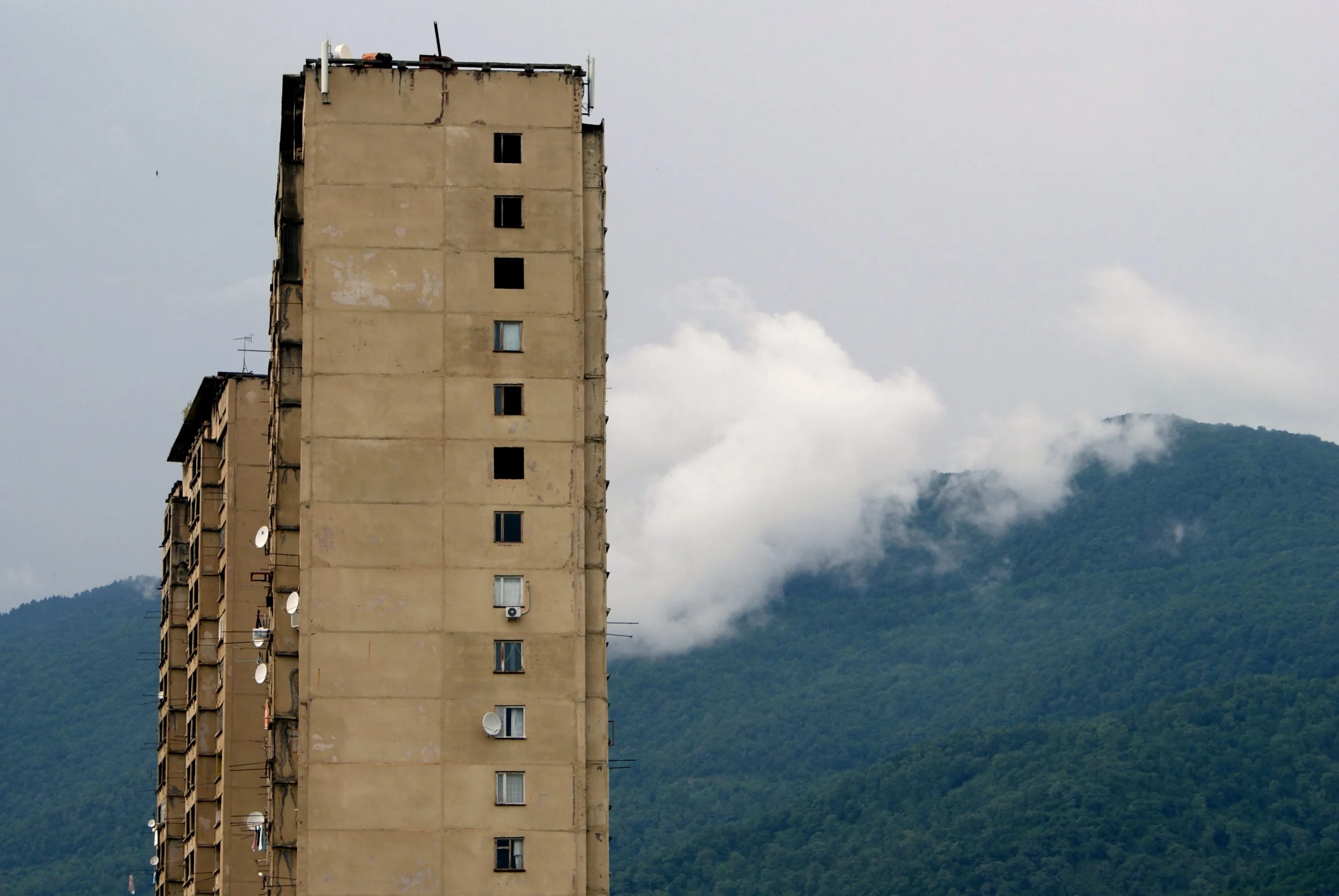 Сухум Абхазия разруха. Ипнари Абхазия. Абхазия Гагра многоэтажки. Разрушенные пятиэтажки Абхазии.