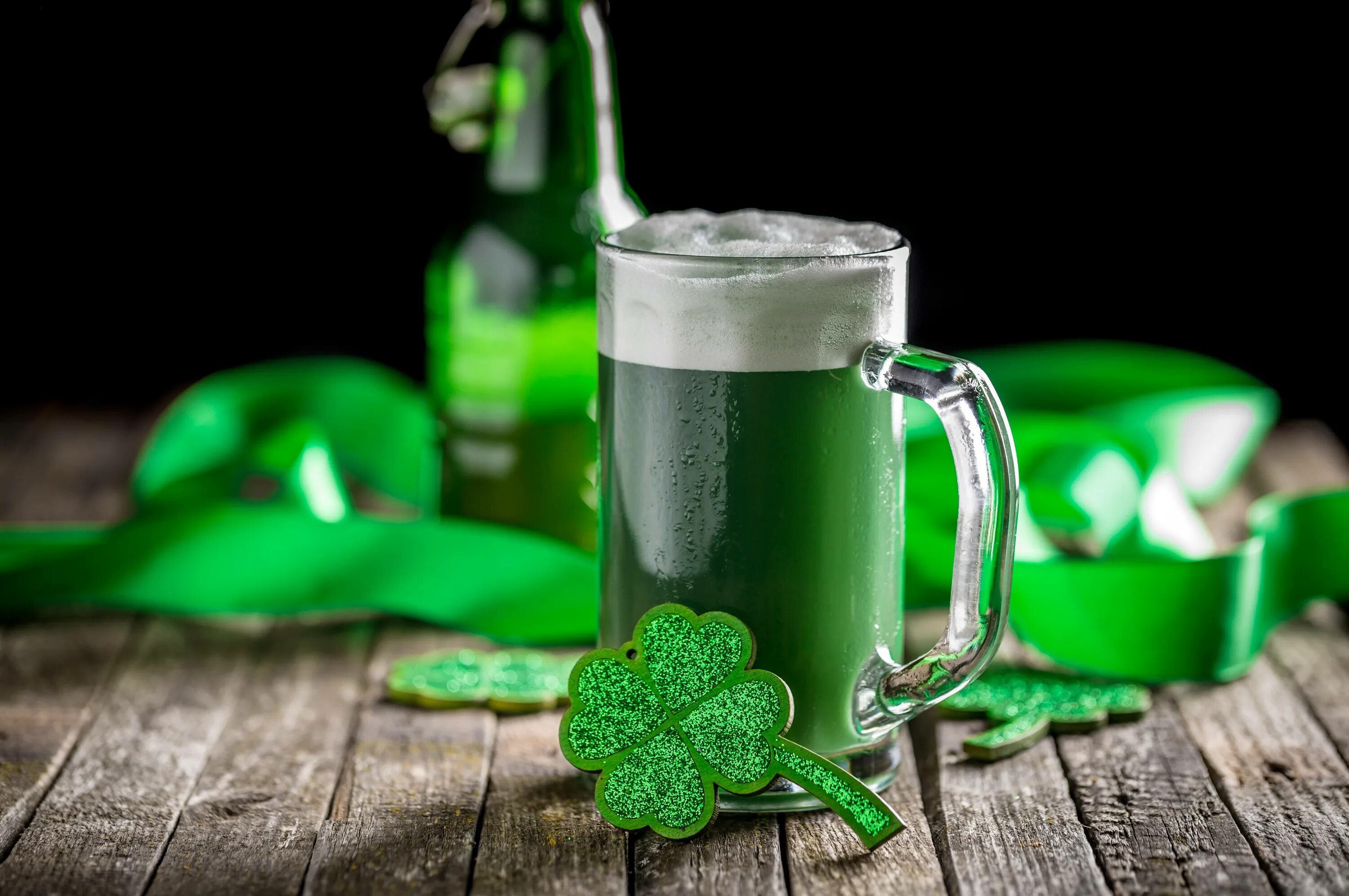 Пряные ночи. Зеленое пиво на день Святого Патрика. Святой Патрик пиво. Святой Патрик Ирландия. Святой Патрик ирландский праздник.