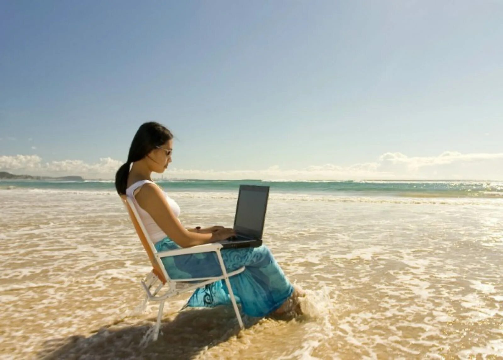 Ди в отпуске. Человек с ноутбуком на море. Девушка с ноутбуком на море. С ноутбуком на пляже. Ноутбук на берегу моря.