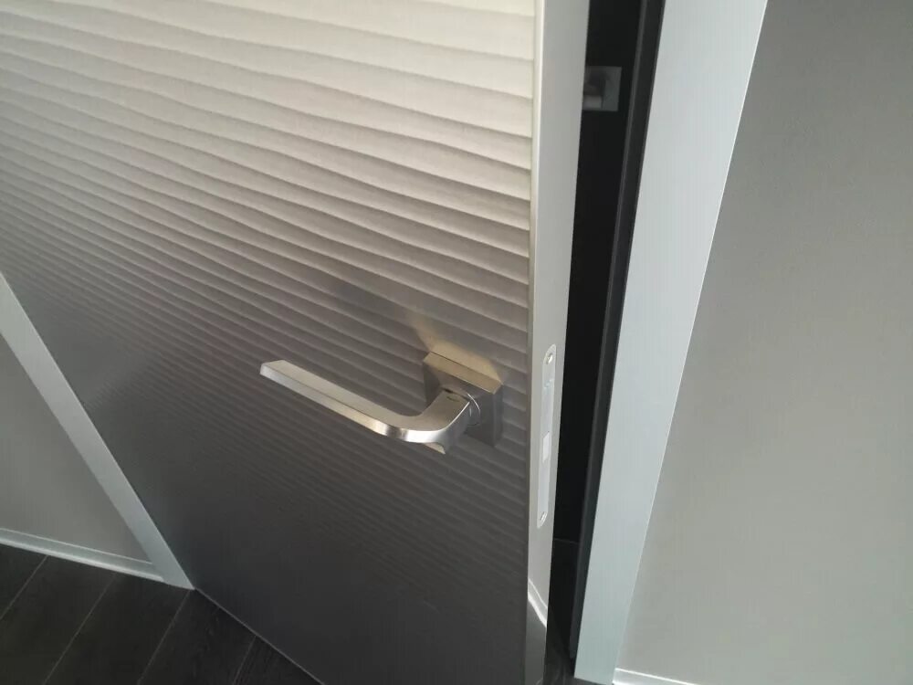 Полипропиленовые двери. Модель 9х двери экогранд. Uberture tamburat серый. Крокус лвйт эмаль белая. Двери полипропилен.