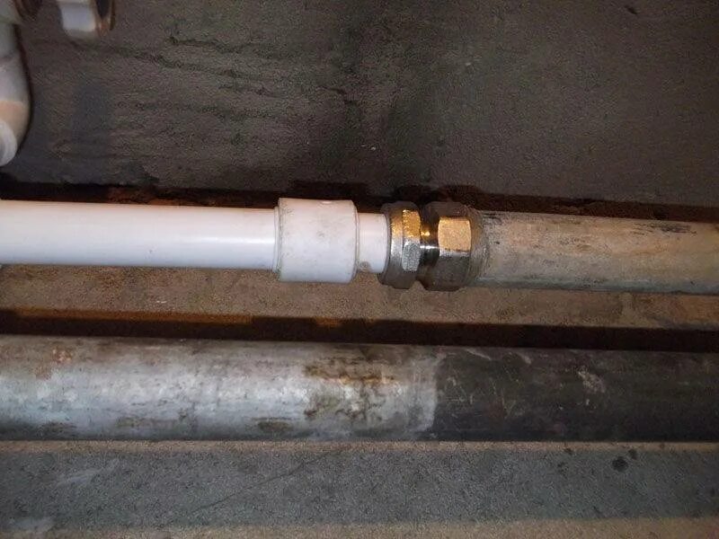 Переходник с 57 металлической трубы на 32 полипропилен. Соединение полипропиленовых труб с металлопластиковыми трубами. Пнд гофра для воды присоединение к водопроводу. Муфты для соединения металлопластиковых трубок с металлическими. Полипропилен 75 соединение с металлом.