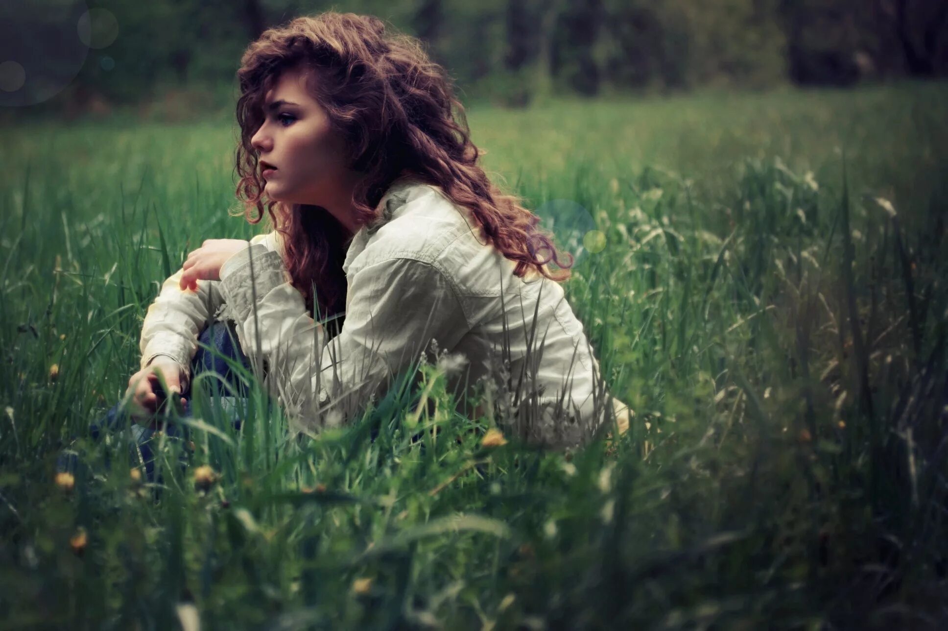 Полоть 2 лицо. Фотосессия на траве девушка. Женщина на природе. Девушка в поле. Девушка лето.